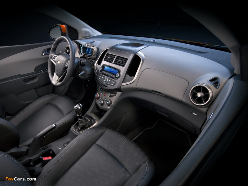 Photos of Chevrolet Sonic 5-door 2011 (800 x 600)