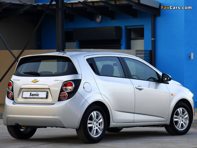 Pictures of Chevrolet Sonic 5-door ZA-spec 2011 (640 x 480)