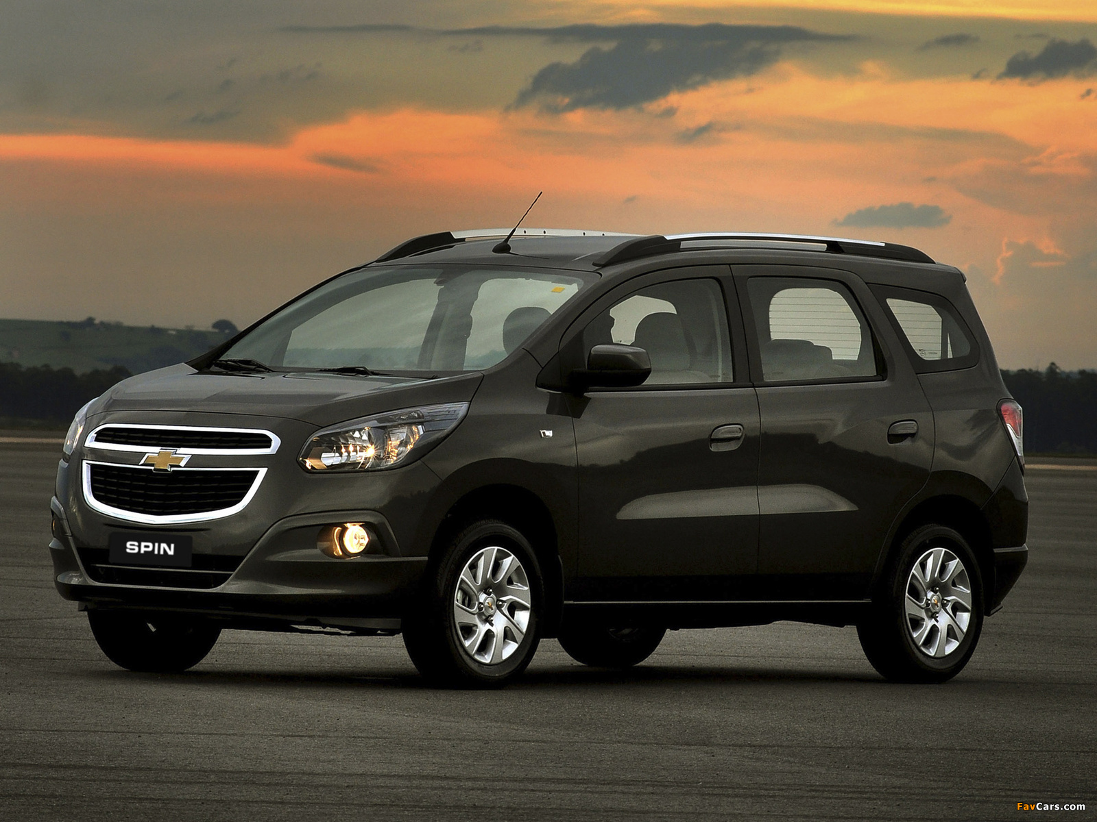 Chevrolet Spin 2012 wallpapers (1600 x 1200)
