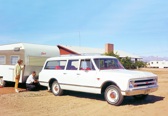 Chevrolet Suburban 1967–72 pictures