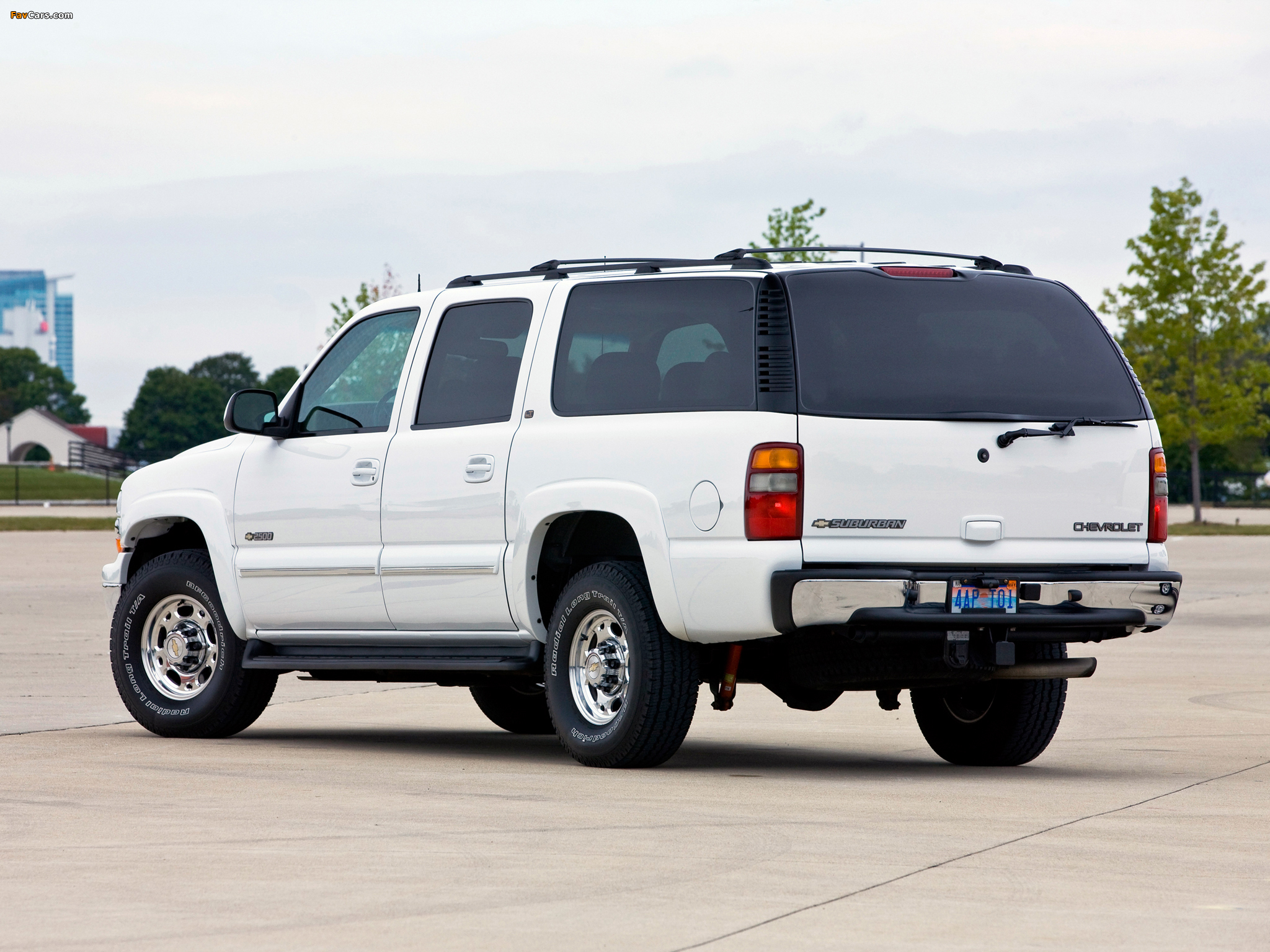 Chevrolet Suburban 2500 (GMT800) 2001–02 images (2048 x 1536)
