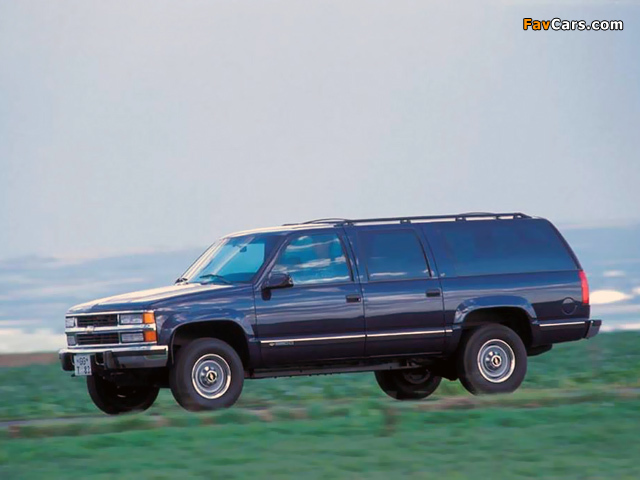 Images of Chevrolet Suburban (GMT400) 1994–99 (640 x 480)