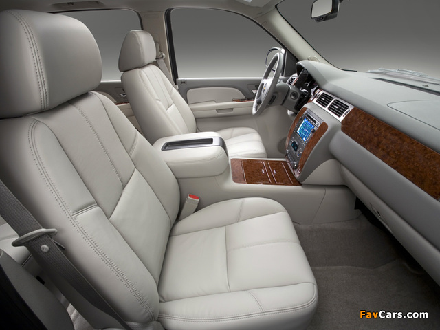 Images of Chevrolet Suburban (GMT900) 2006 (640 x 480)