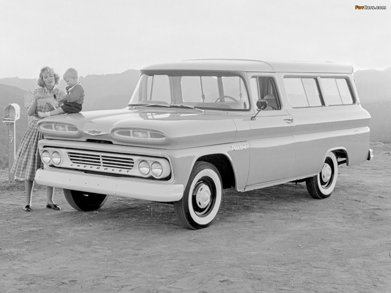 Photos of Chevrolet Suburban 1960–61 (1280 x 960)