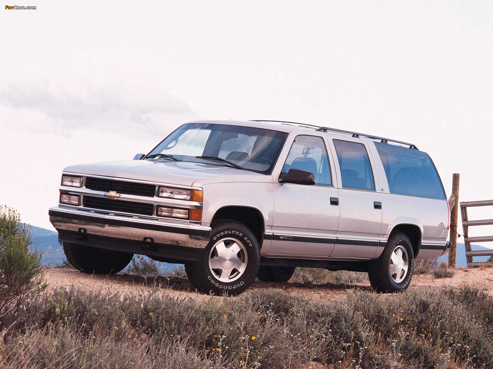 Photos of Chevrolet Suburban (GMT400) 1994–99 (1600 x 1200)
