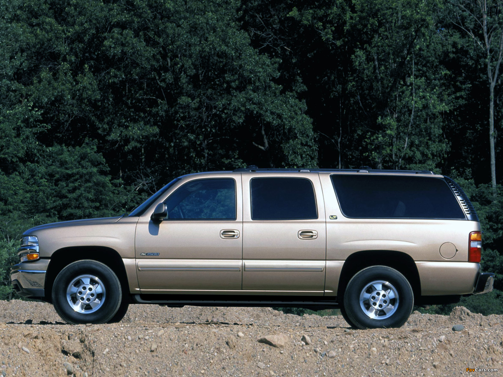 Pictures of Chevrolet Suburban 1500 (GMT800) 2001–02 (1600 x 1200)