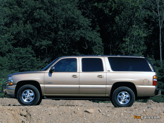 Pictures of Chevrolet Suburban 1500 (GMT800) 2001–02 (640 x 480)