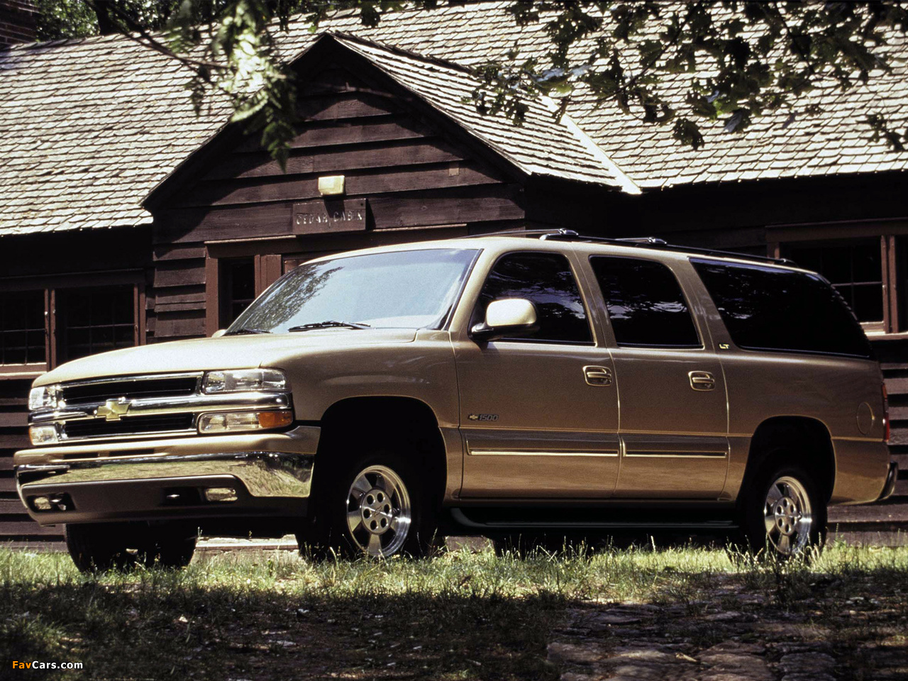 Pictures of Chevrolet Suburban 1500 (GMT800) 2001–02 (1280 x 960)