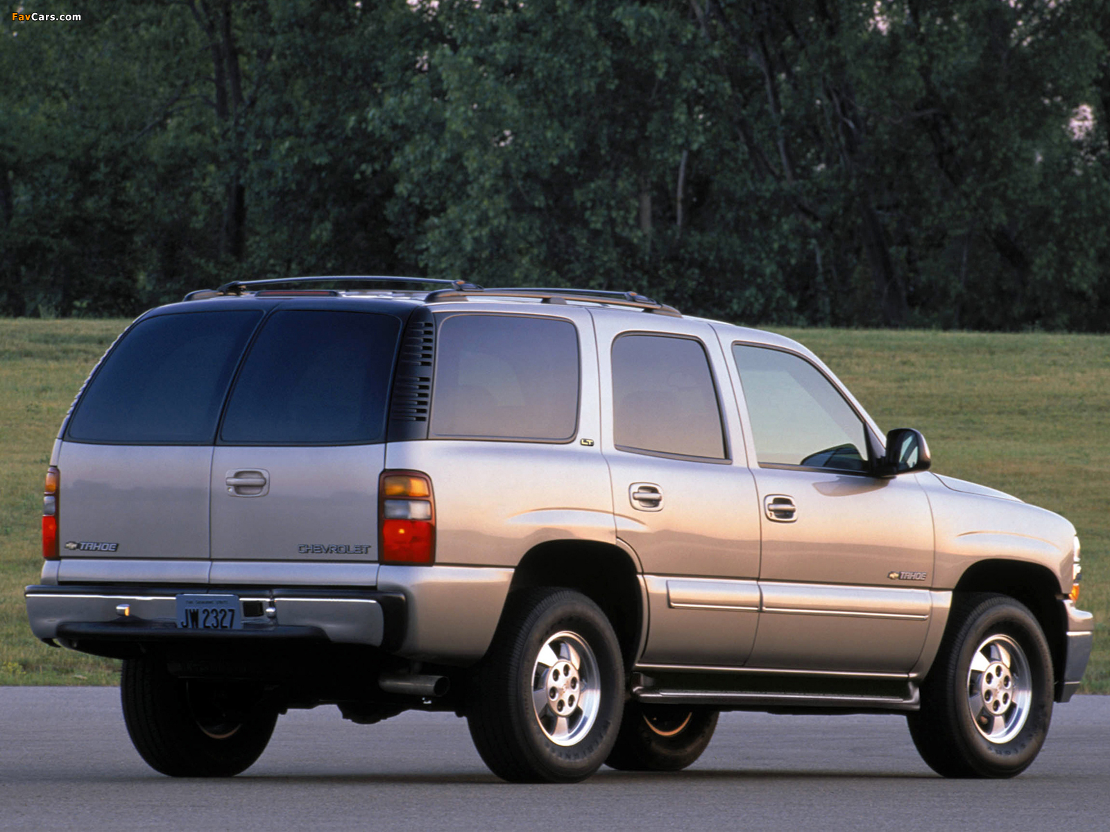 Images of Chevrolet Tahoe (GMT840) 2000–06 (1600 x 1200)