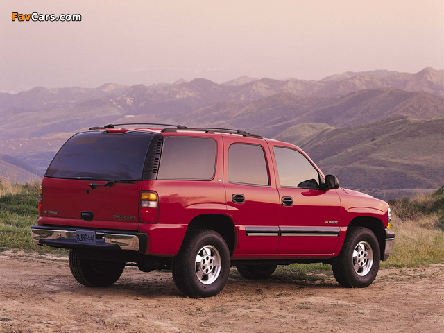 Photos of Chevrolet Tahoe (GMT840) 2000–06 (640 x 480)