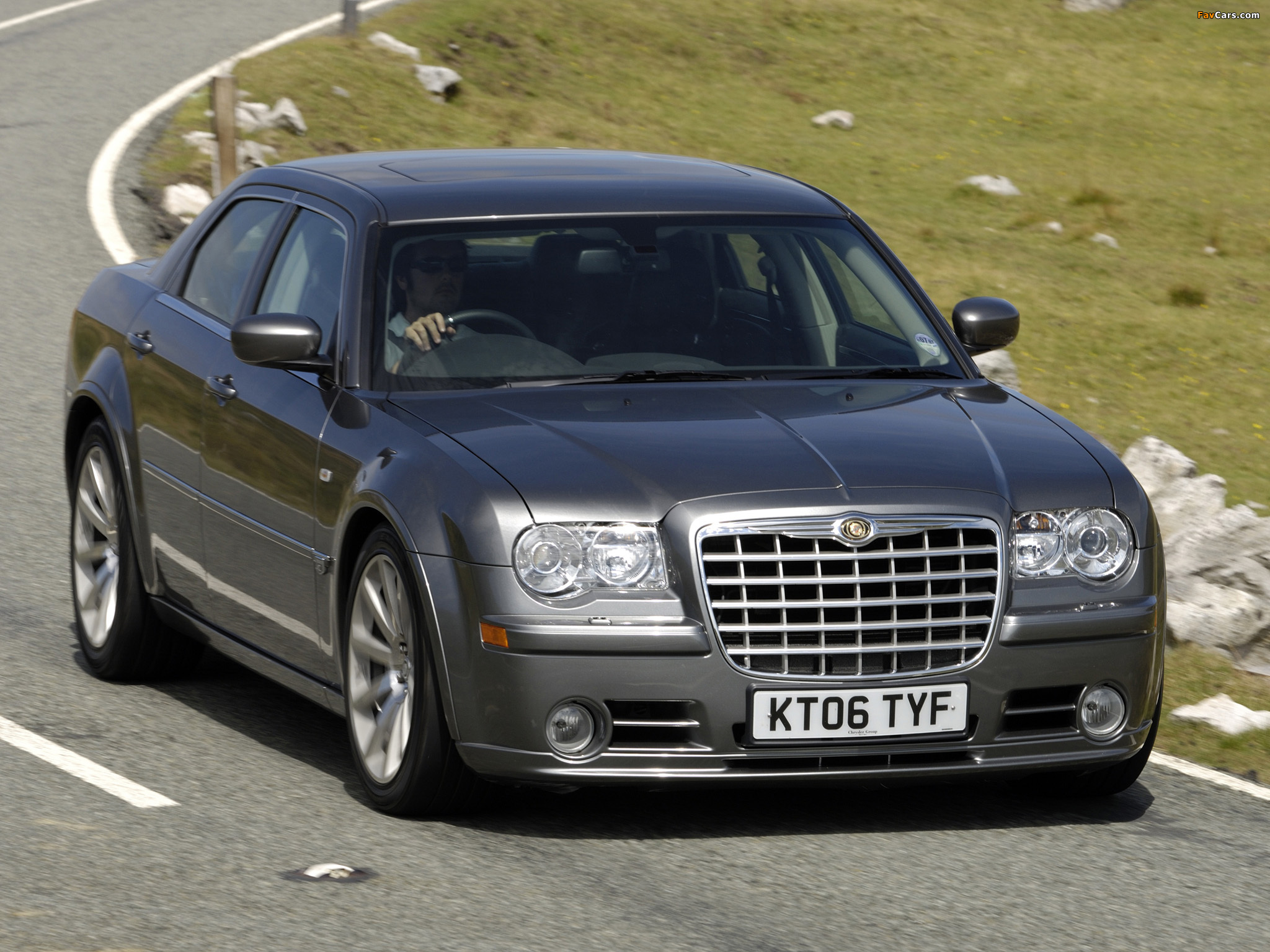 Chrysler 300C SRT8 UK-spec 2004–11 photos (2048 x 1536)