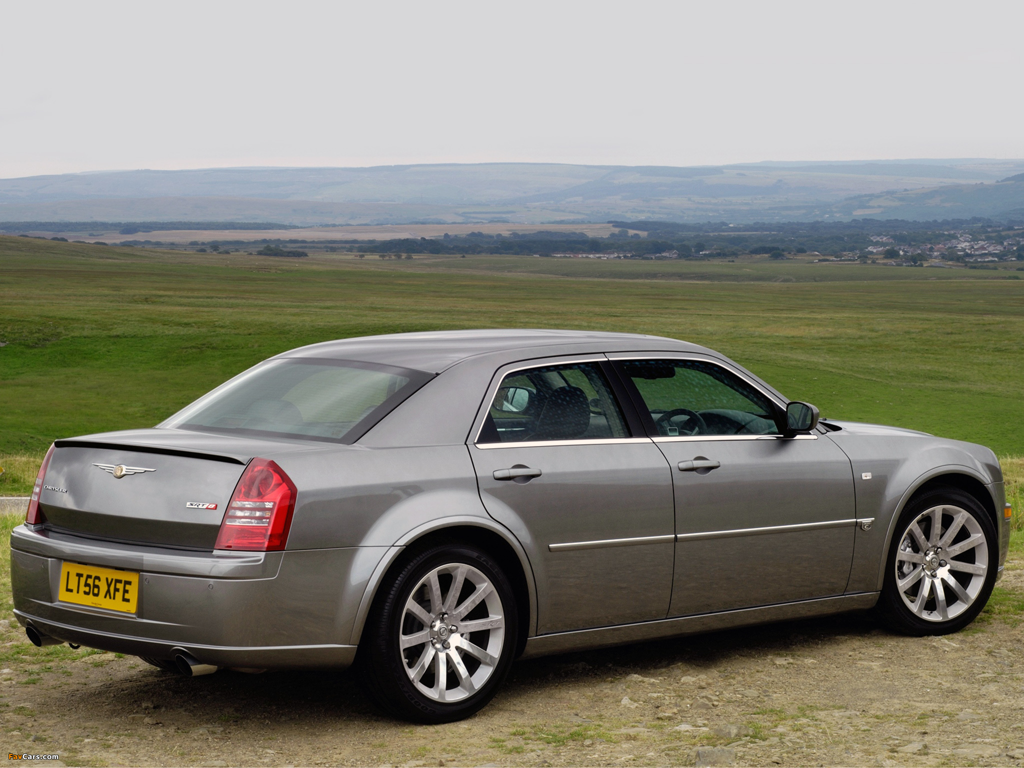 Chrysler 300C SRT8 UK-spec 2004–11 pictures (2048 x 1536)