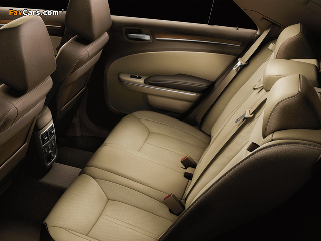 Images of Chrysler 300C Luxury Series 2012–13 (640 x 480)