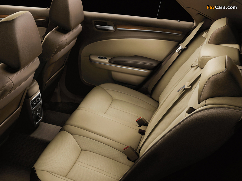 Images of Chrysler 300C Luxury Series 2012–13 (800 x 600)