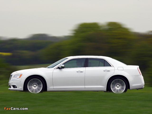 Images of Chrysler 300C UK-spec 2012 (640 x 480)