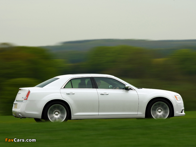 Photos of Chrysler 300C UK-spec 2012 (640 x 480)