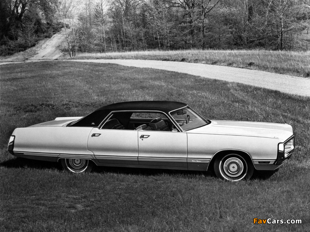 Chrysler New Yorker Brougham Hardtop Sedan (CS43) 1972 photos (640 x 480)