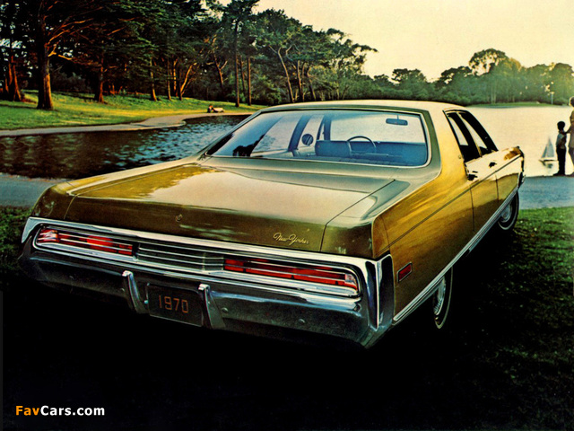 Chrysler New Yorker 4-door Sedan 1970 photos (640 x 480)
