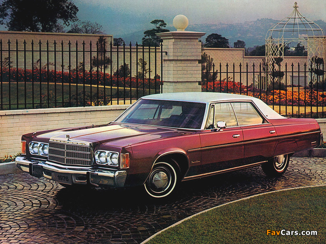 Chrysler Newport Custom 4-door Hardtop 1976 pictures (640 x 480)