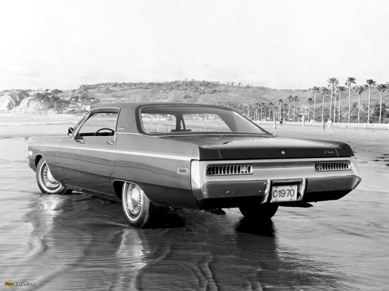 Pictures of Chrysler Newport Custom Hardtop Sedan (CL43) 1970 (1280 x 960)