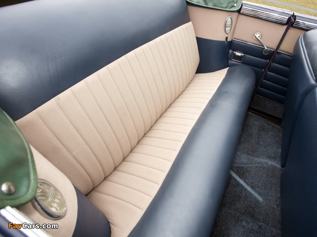 Chrysler Town & Country Convertible 1947 photos (640 x 480)