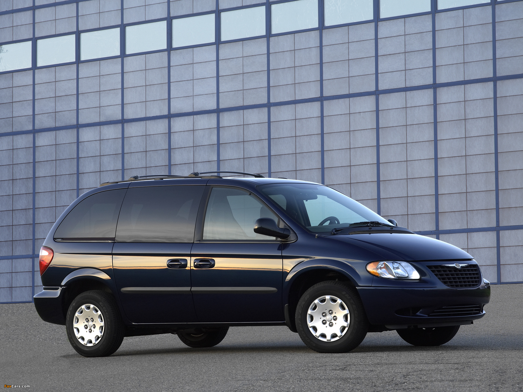 Chrysler Town & Country 2004–07 wallpapers (2048 x 1536)