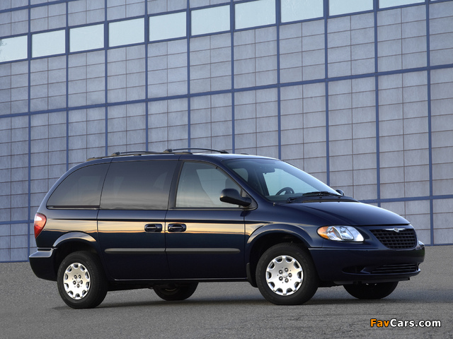Chrysler Town & Country 2004–07 wallpapers (640 x 480)