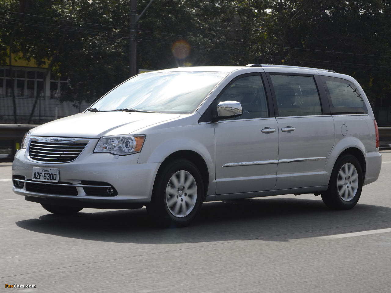 Chrysler Town & Country 2010 wallpapers (1280 x 960)