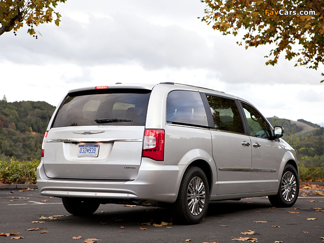 Chrysler Town & Country 2010 wallpapers (640 x 480)