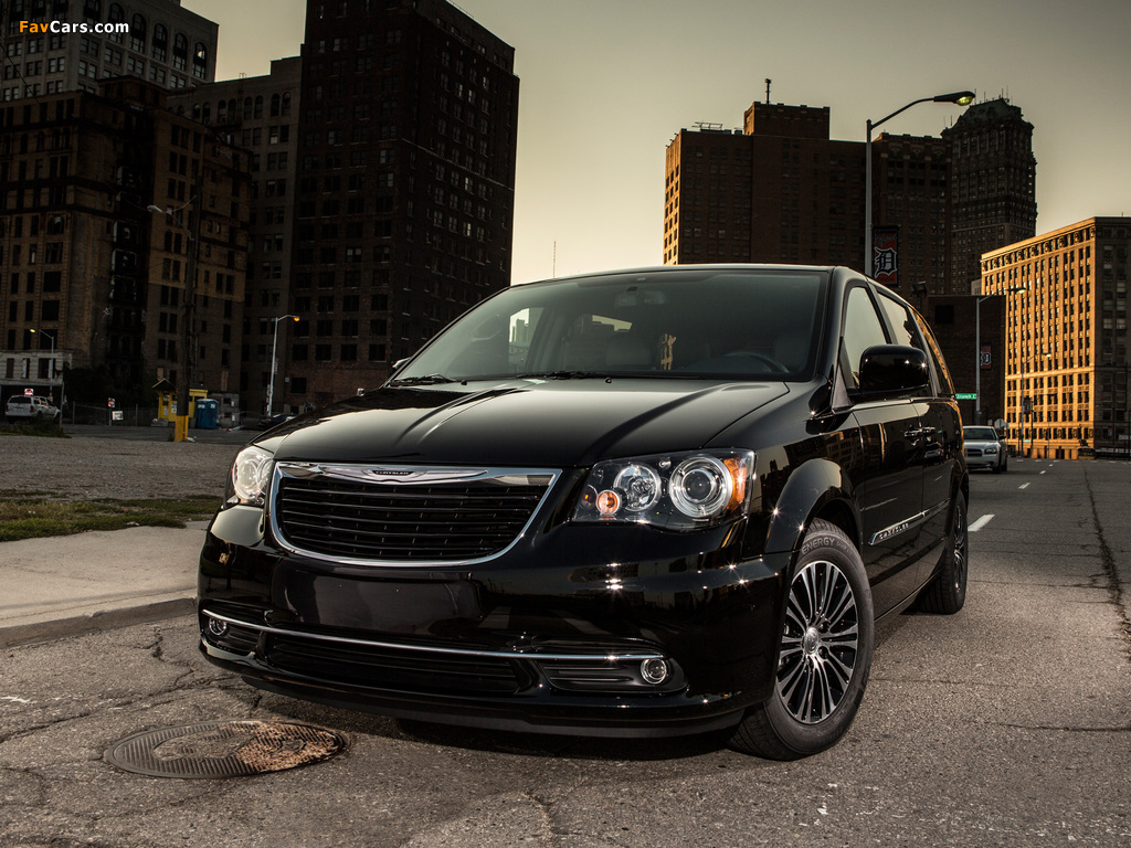 Chrysler Town & Country S 2012 images (1024 x 768)