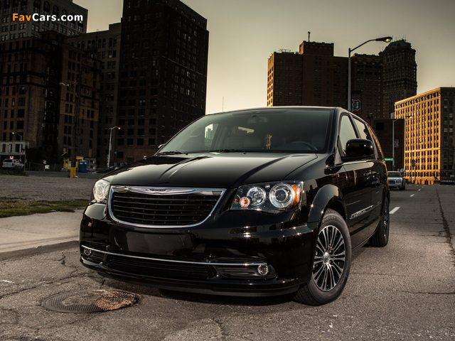 Chrysler Town & Country S 2012 images (640 x 480)