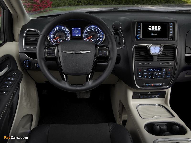 Chrysler Town & Country 30th Anniversary 2013 photos (800 x 600)