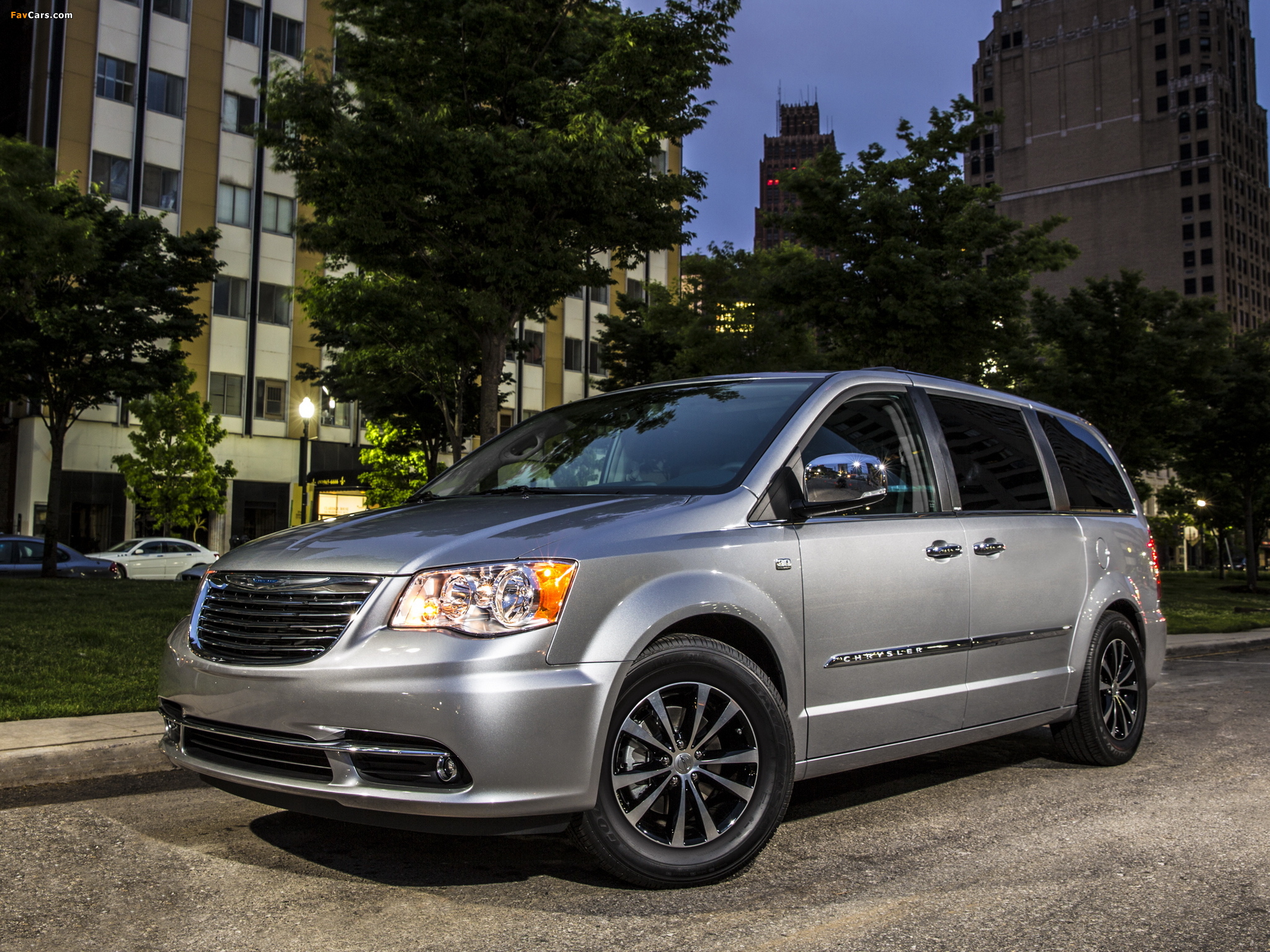 Chrysler Town & Country 30th Anniversary 2013 photos (2048 x 1536)