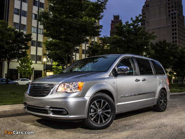 Chrysler Town & Country 30th Anniversary 2013 photos (640 x 480)
