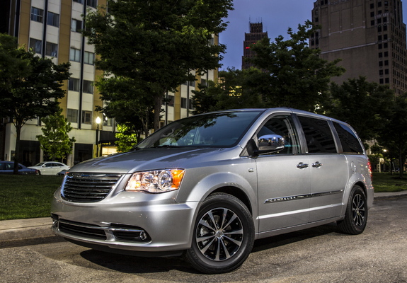 Chrysler Town & Country 30th Anniversary 2013 photos