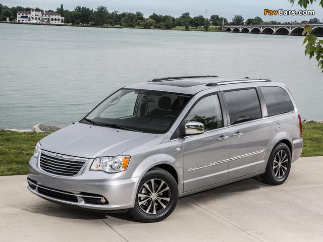 Chrysler Town & Country 30th Anniversary 2013 photos (640 x 480)