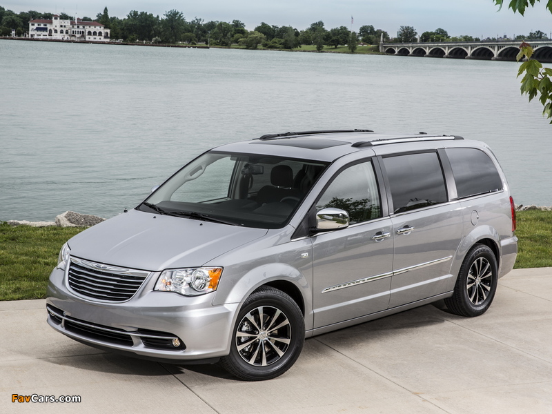 Chrysler Town & Country 30th Anniversary 2013 photos (800 x 600)