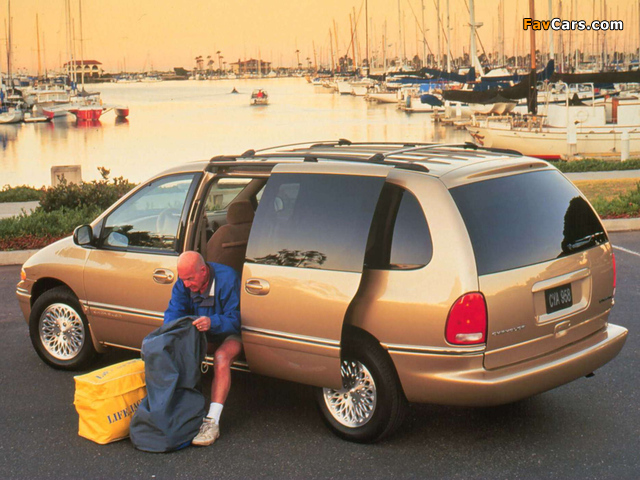 Chrysler Town & Country 1995–97 images (640 x 480)