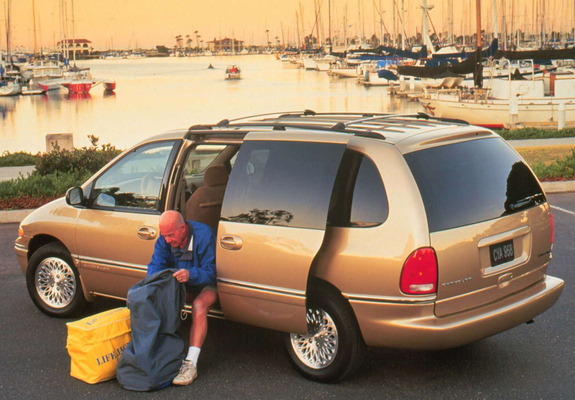 Chrysler Town & Country 1995–97 images