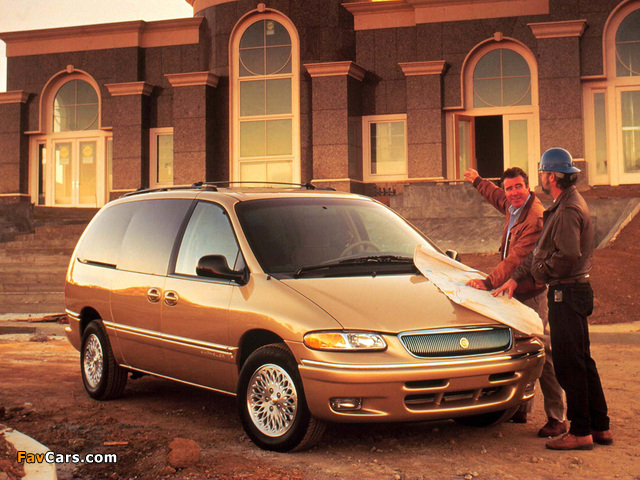 Chrysler Town & Country 1995–97 pictures (640 x 480)