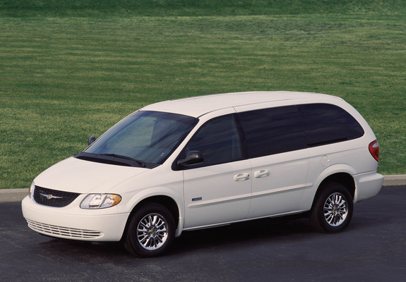 Chrysler Town & Country 2000–04 images