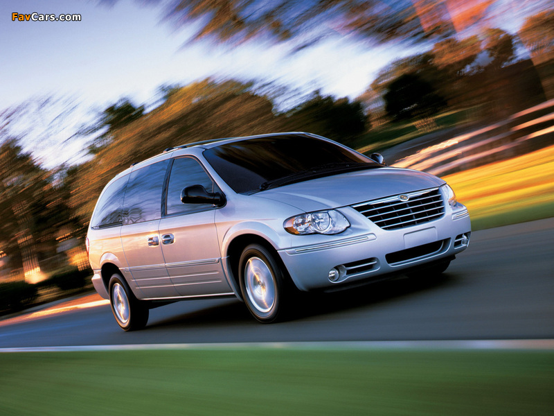 Chrysler Town & Country 2004–07 photos (800 x 600)