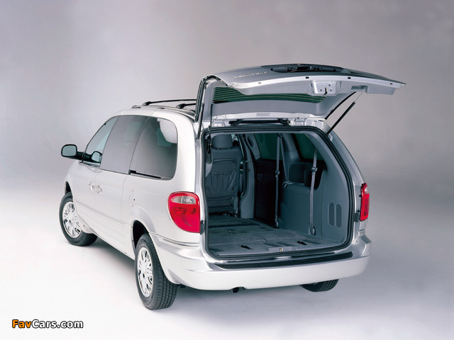 Chrysler Town & Country 2004–07 wallpapers (640 x 480)