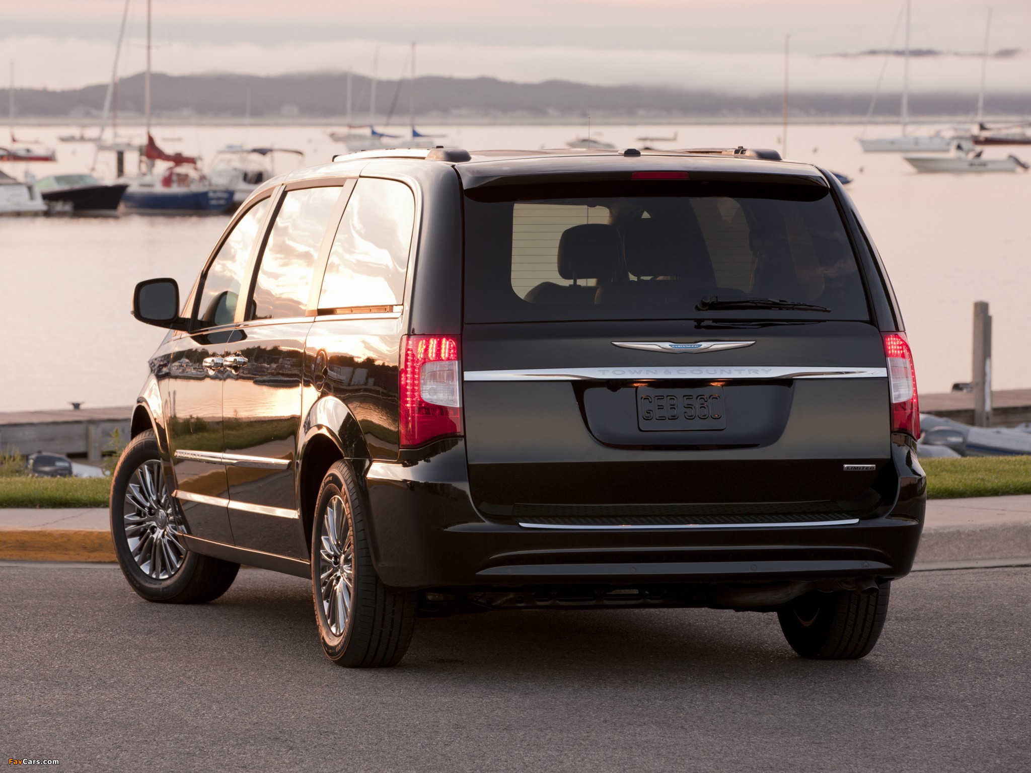 Chrysler Town & Country 2010 pictures (2048 x 1536)