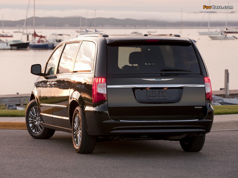 Chrysler Town & Country 2010 pictures (800 x 600)