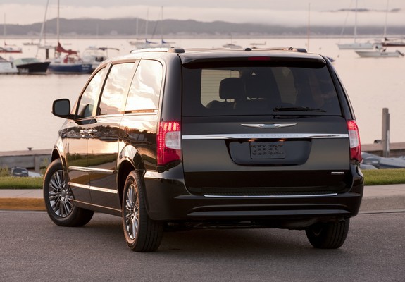 Chrysler Town & Country 2010 pictures