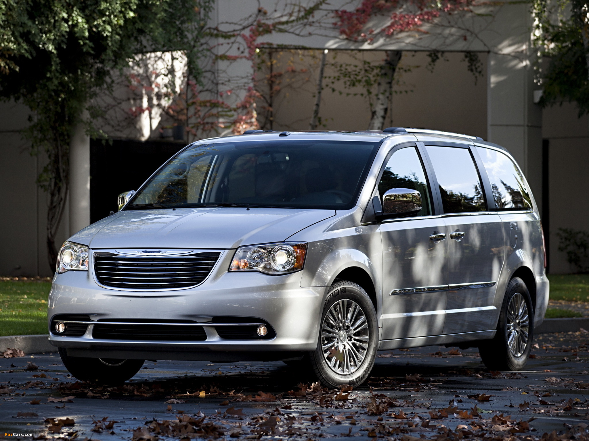 Chrysler Town & Country 2010 wallpapers (2048 x 1536)