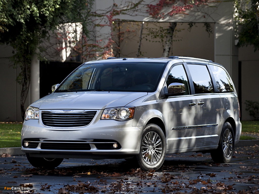 Chrysler Town & Country 2010 wallpapers (1024 x 768)