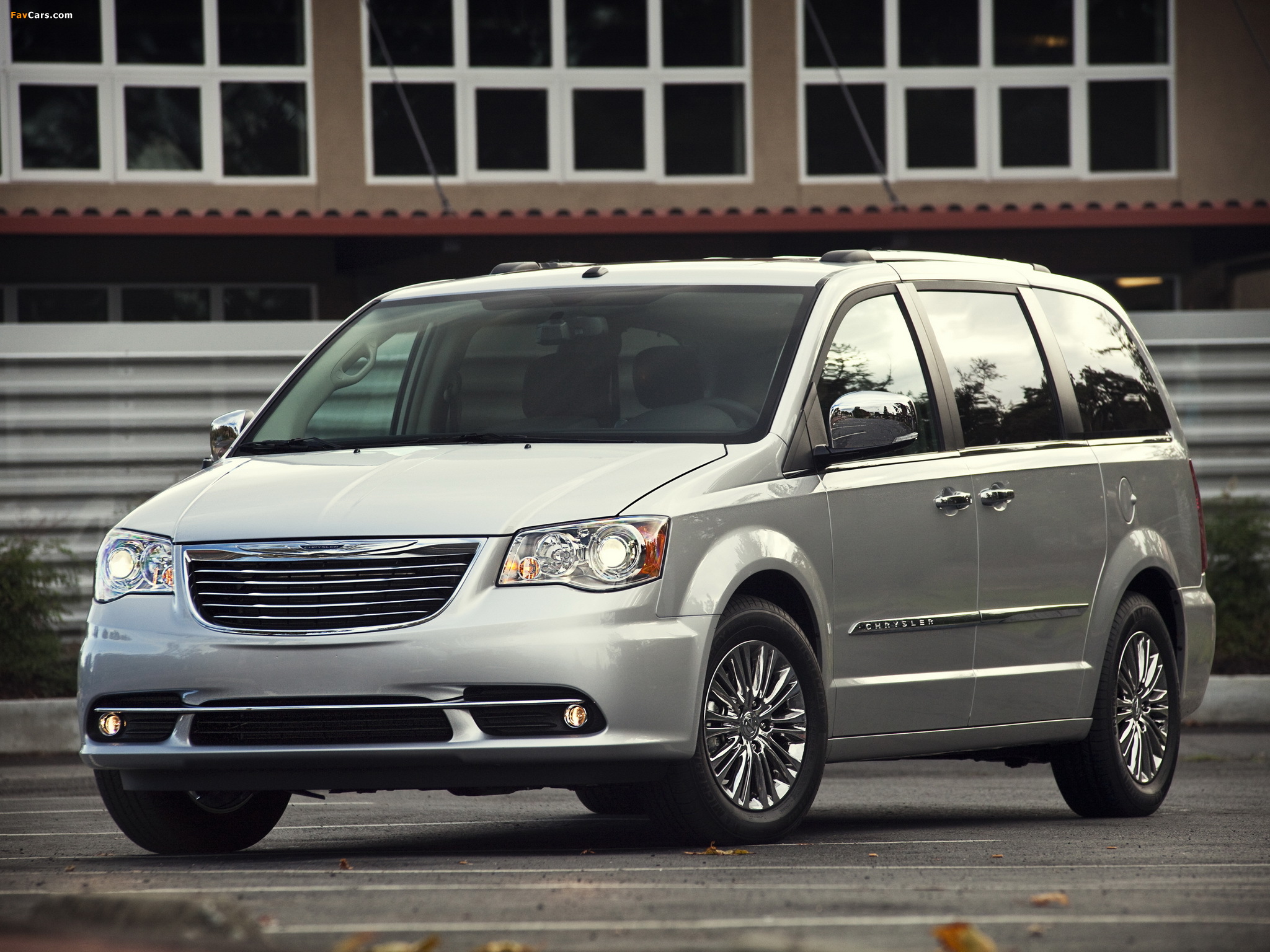Images of Chrysler Town & Country 2010 (2048 x 1536)