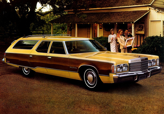 Images of Chrysler Town & Country Station Wagon 1974